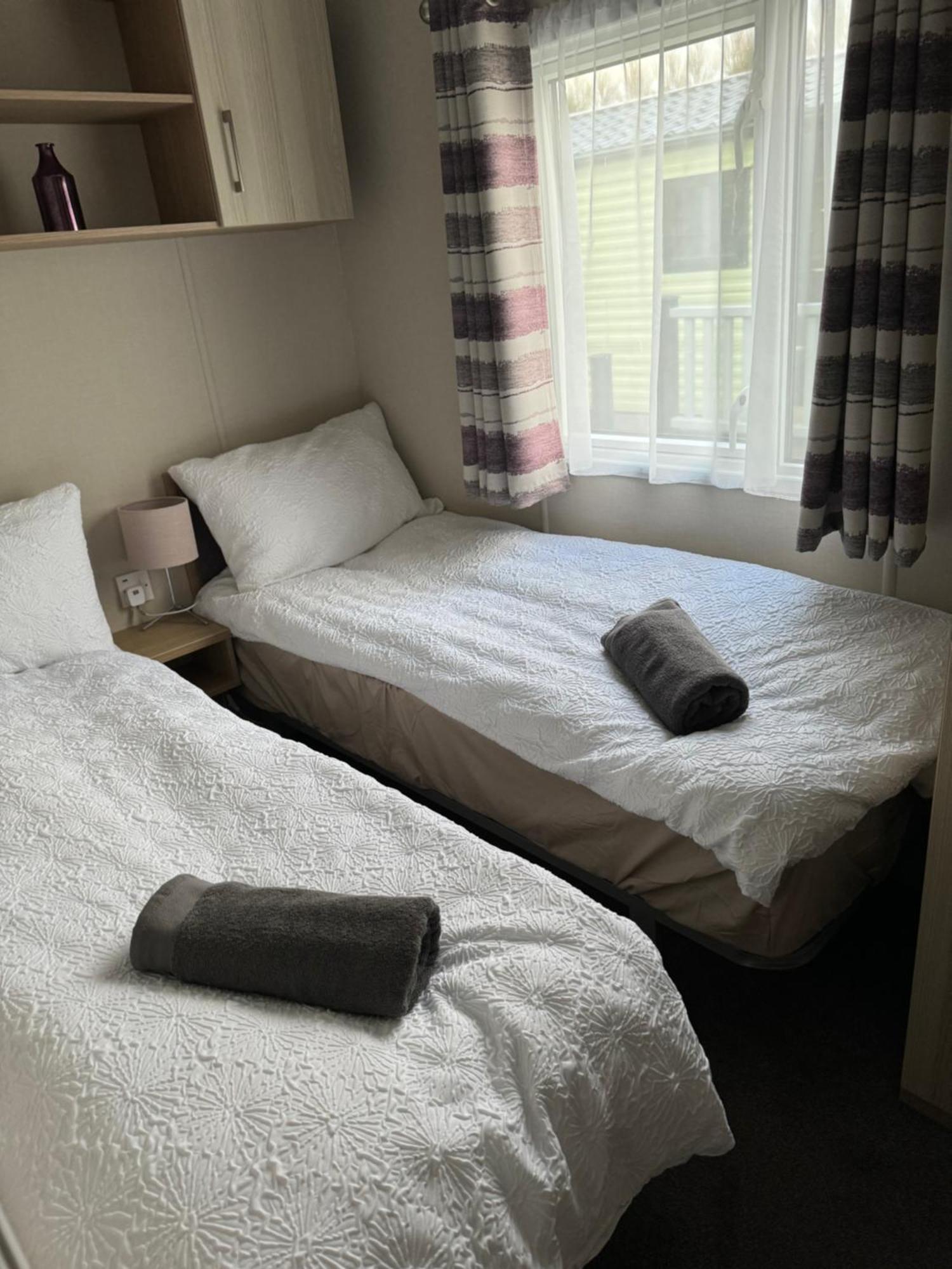 2 Bedroom Lakeview Lodge - Ensuite & Balcony Deck Carnforth Extérieur photo